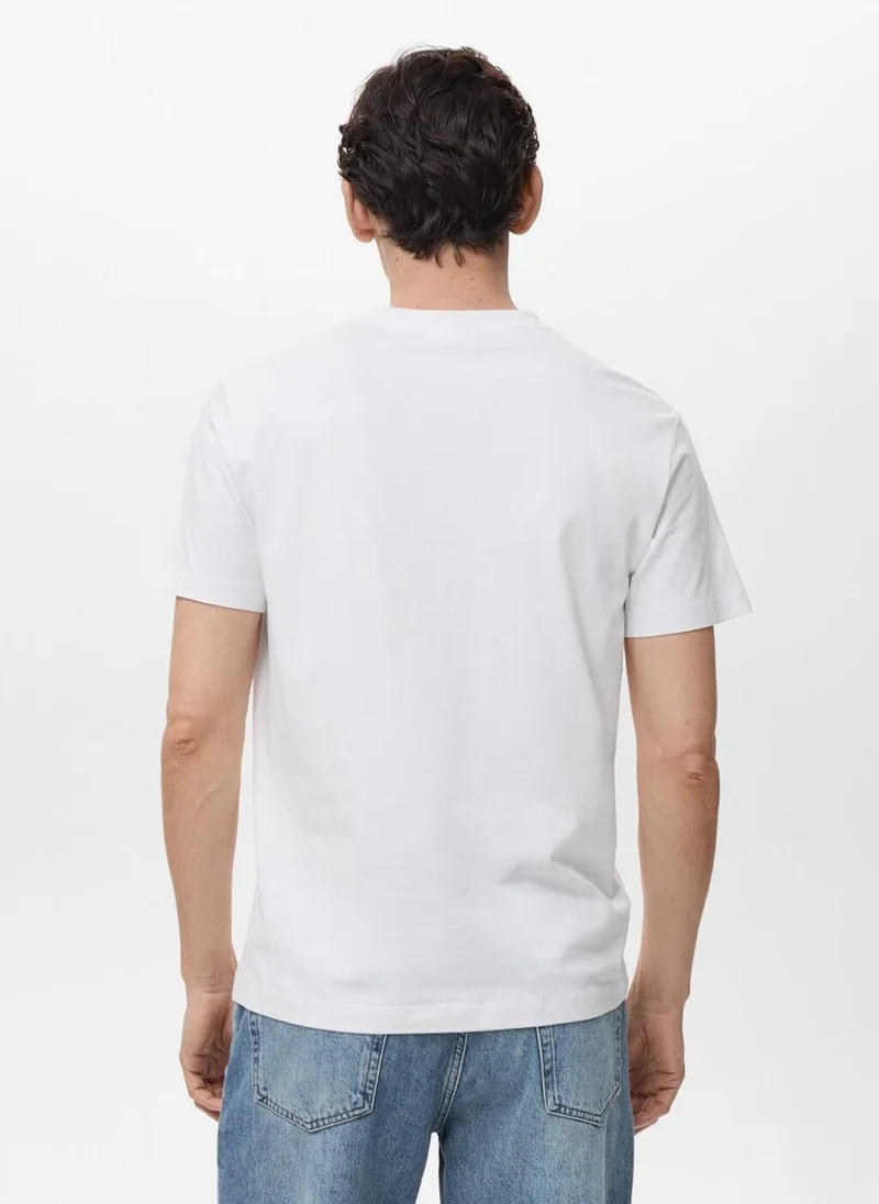 مانجو مان تي شيرت بياقة على شكل حرف